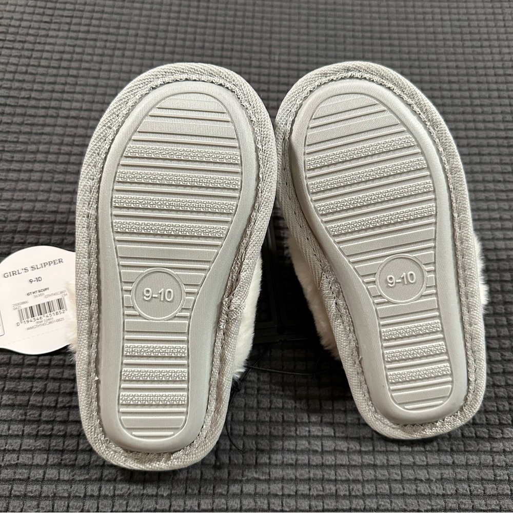 Girls Silver Faux Fur Scuff Slippers Size 9 10 Holiday Time Soft Sole - Picture 3 of 4